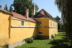 Seibersdorf, Schloss Seibersdorf, Umfassungsmauer mit Eckbauten an Stelle der ehemaligen Basteien